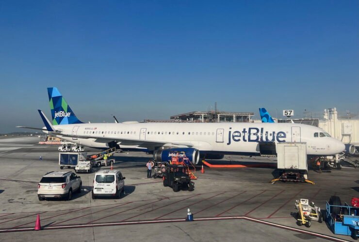 Airline Analyst Makes Intriguing Case For JetBlue Acquisition, Draws Rail Parallels