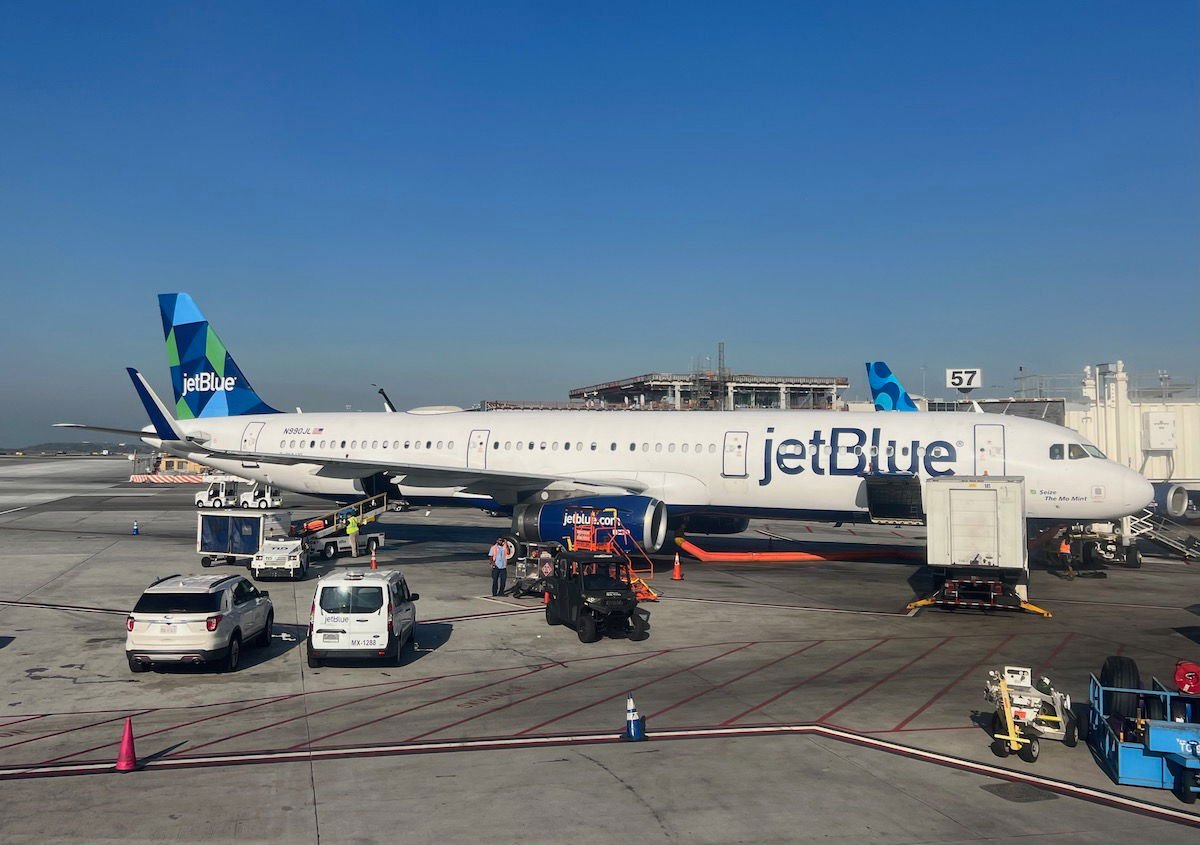 Airline Analyst Makes Intriguing Case For JetBlue Acquisition, Draws Rail Parallels