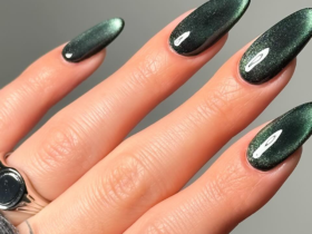 We're Holding Space For These 17 Emerald Green Nail Ideas