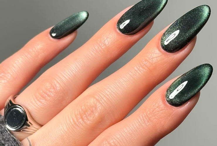 We're Holding Space For These 17 Emerald Green Nail Ideas