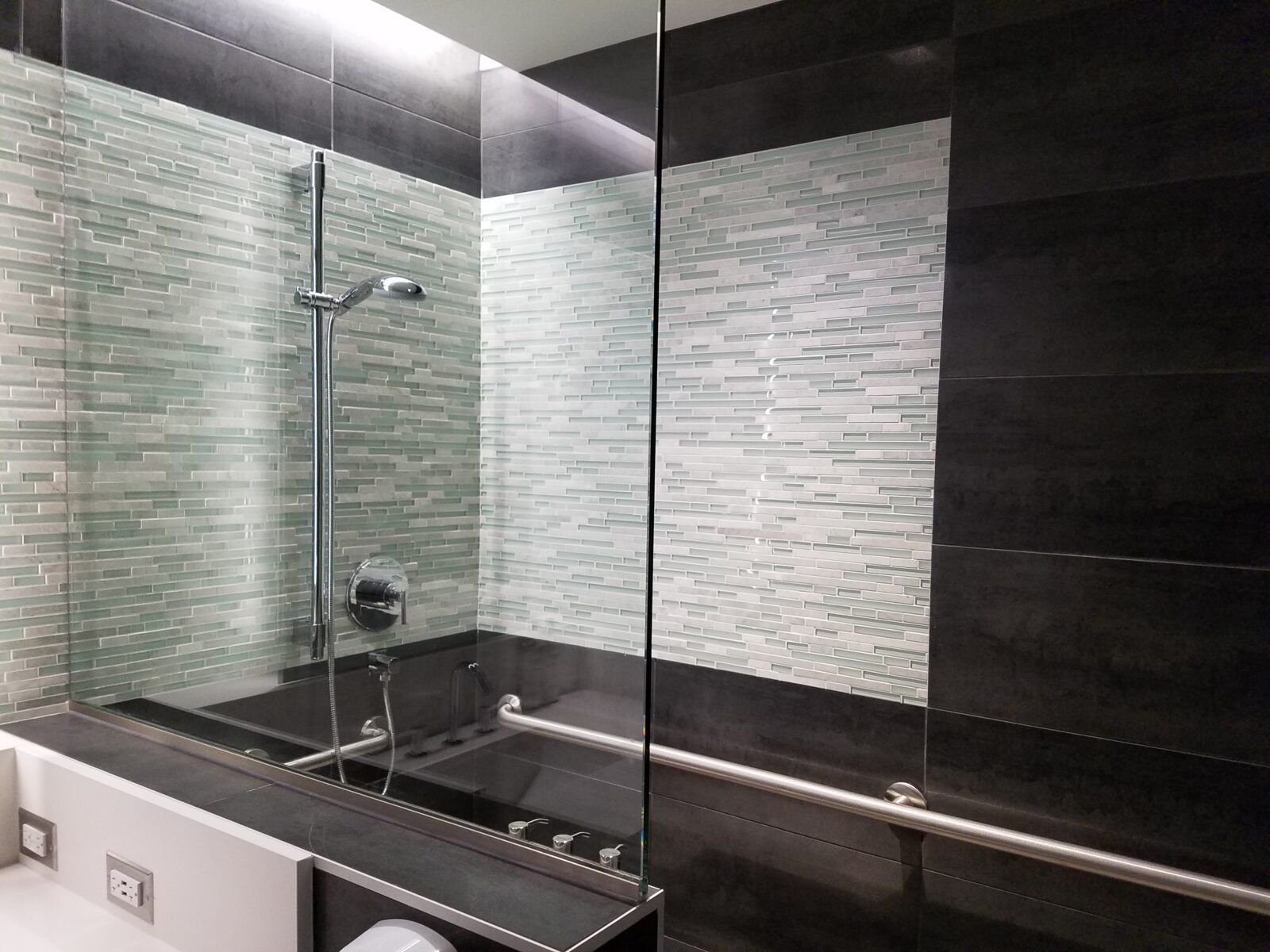 Where Is The Tip? American Airlines Passenger Steps Out Of DFW Flagship Lounge Shower — Into A Cash Shakedown